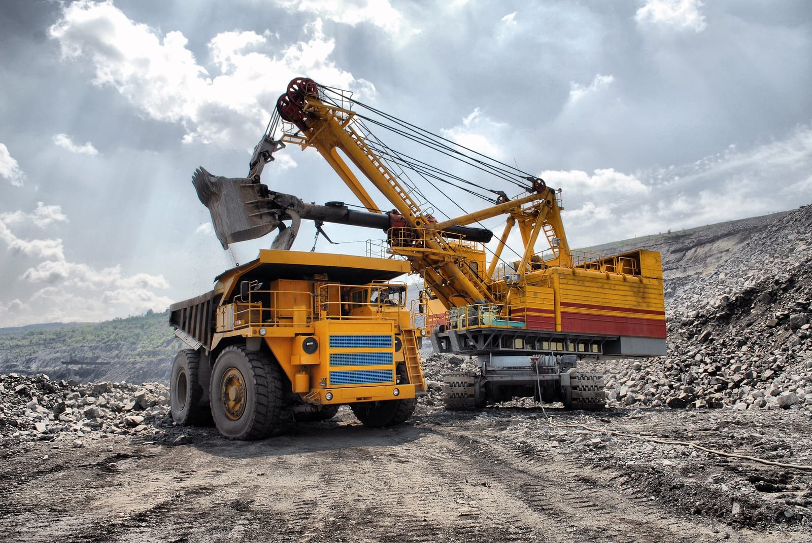 Chantier d'électrification rurale en Guinée